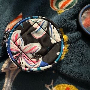 Lug circle pouch in hibiscus multi